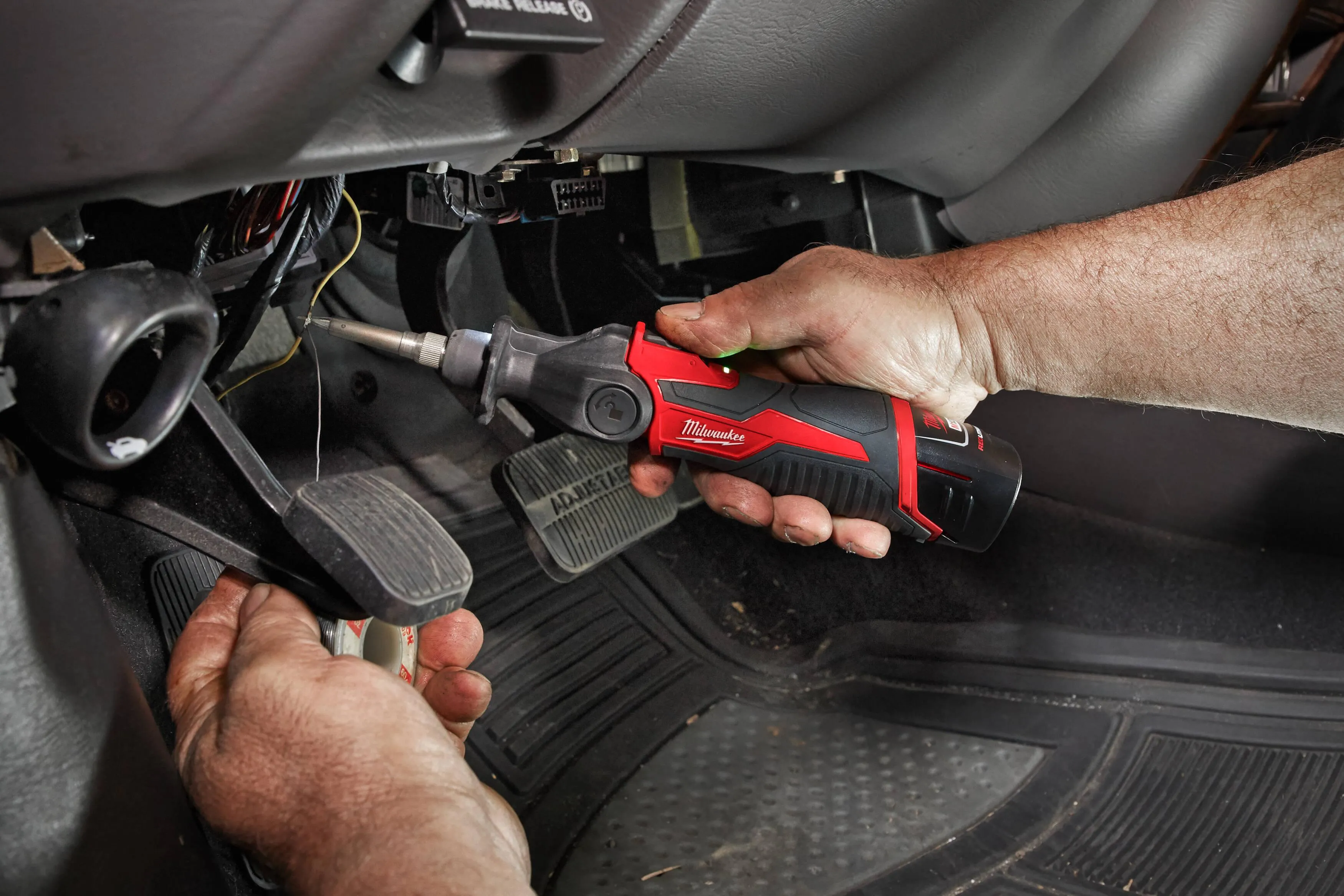 MILWAUKEE M12 SI201C ACCU SUBCOMPACTE SOLDEERBOUT 12V 2.0AH LIION M12™ IN KOFFER  4933459761